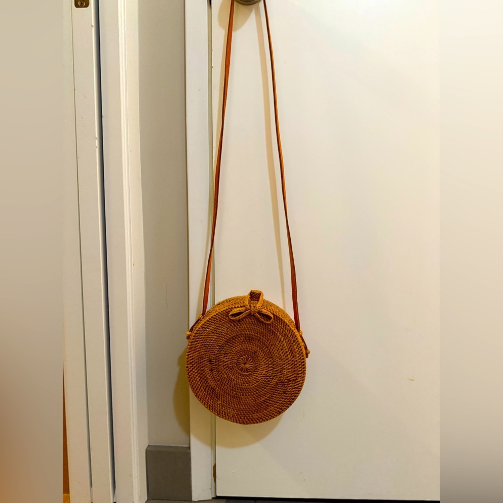 Straw-made crossbody bag